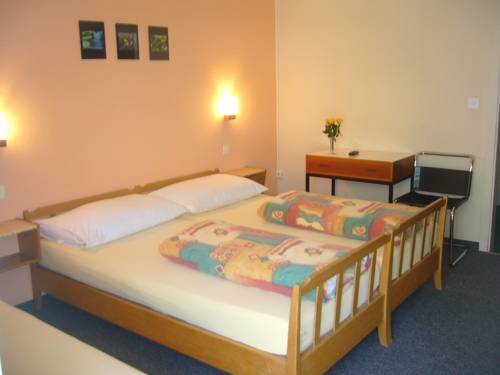 Imagen de la habitación del Hotel Tourist. Foto 12