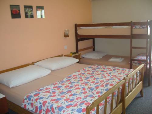 Imagen de la habitación del Hotel Tourist. Foto 13