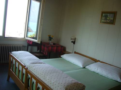 Imagen de la habitación del Hotel Tourist. Foto 14