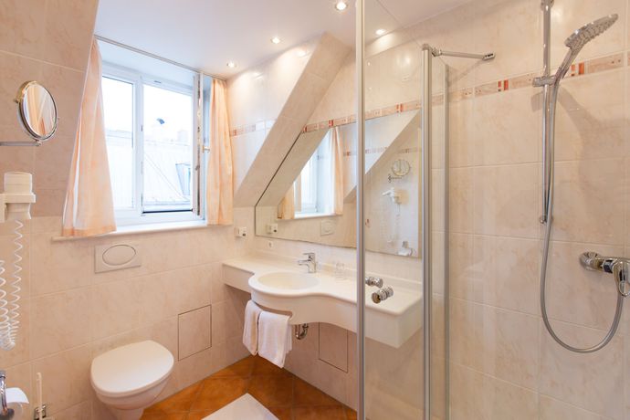 Imagen de la habitación del Hotel Uhland. Foto 3