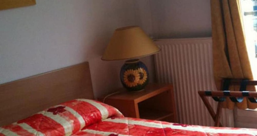 Imagen de la habitación del Hotel Victor Hugo, RUEIL MALMAISON. Foto 9