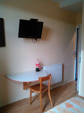 Imagen de la habitación del Hotel Victor Hugo, RUEIL MALMAISON. Foto 13