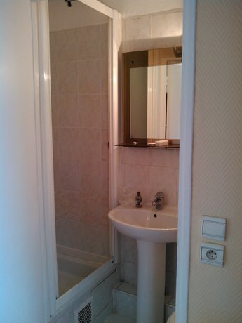 Imagen de la habitación del Hotel Victor Hugo, RUEIL MALMAISON. Foto 14