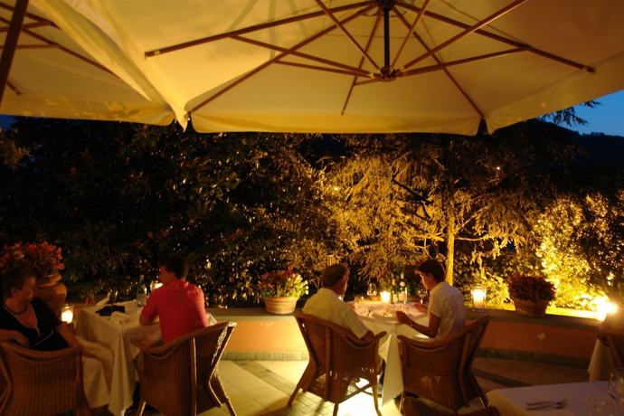 Imagen del bar/restaurante del Hotel Villa Kinzica. Foto 4