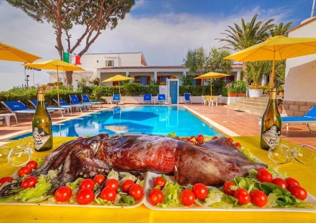 Imagen de la piscina del Hotel Villa Mena. Foto 18