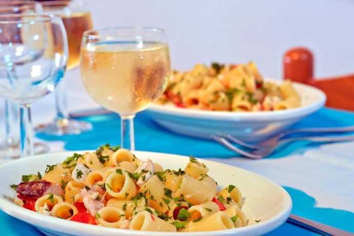 Imagen del bar/restaurante del Hotel Villa Mena. Foto 10