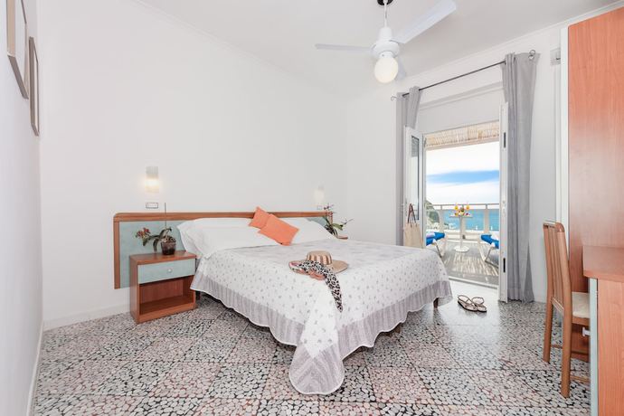 Imagen de la habitación del Hotel Villa Sirena. Foto 15