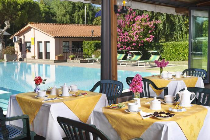 Imagen del bar/restaurante del Hotel Villalago. Foto 4