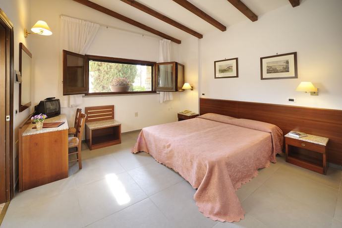 Imagen de la habitación del Hotel Villalago. Foto 6