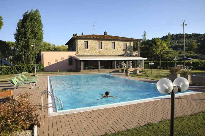 Imagen de la piscina del Hotel Villalago. Foto 9