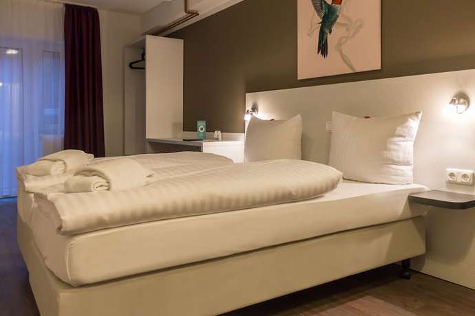 Imagen de la habitación del Hotel West. Foto 6