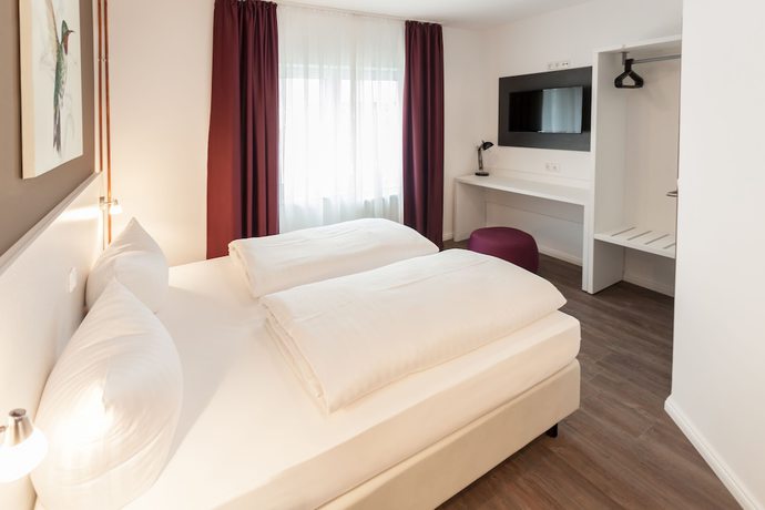 Imagen de la habitación del Hotel West. Foto 7