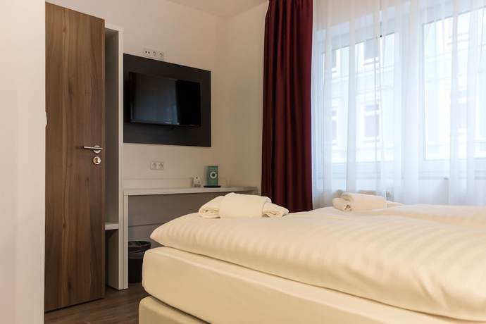 Imagen de la habitación del Hotel West. Foto 9