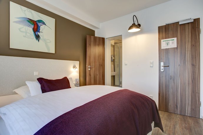 Imagen de la habitación del Hotel West. Foto 10