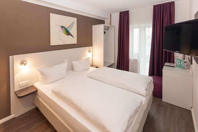 Imagen de la habitación del Hotel West. Foto 11