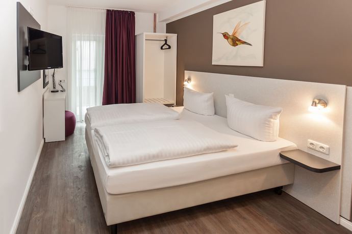 Imagen de la habitación del Hotel West. Foto 13