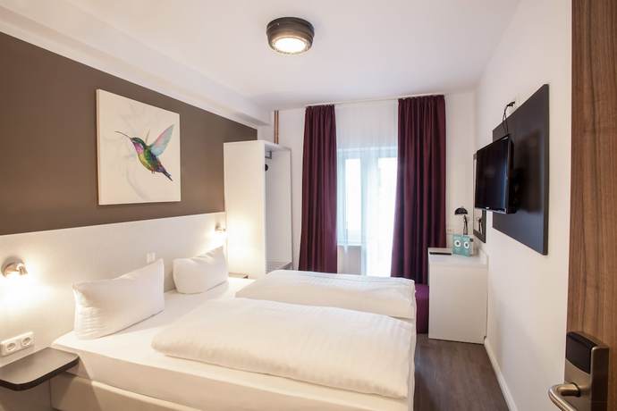 Imagen de la habitación del Hotel West. Foto 14