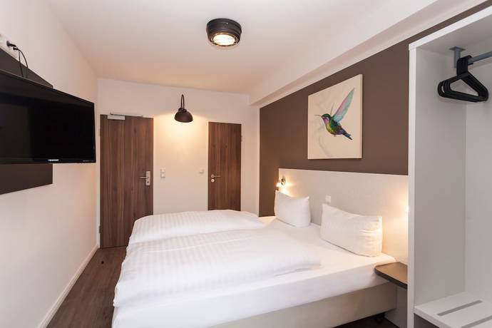 Imagen de la habitación del Hotel West. Foto 15