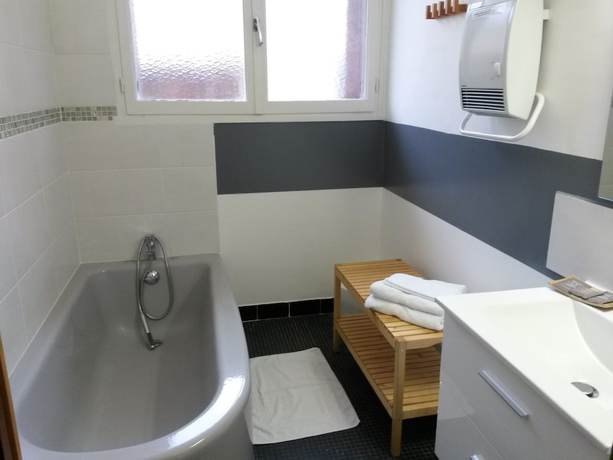 Imagen de la habitación del Hotel de Thau. Foto 7