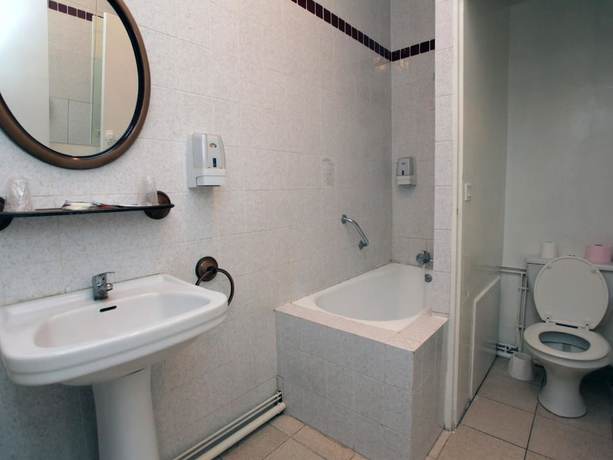 Imagen de la habitación del Hotel le Chapeau Rouge. Foto 10