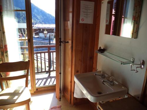Imagen de la habitación del Hotel les Touristes. Foto 8
