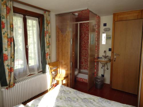 Imagen de la habitación del Hotel les Touristes. Foto 9