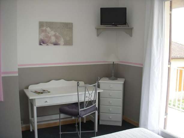 Imagen de la habitación del Hotel les vieux Acacias. Foto 4