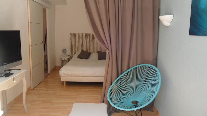 Imagen de la habitación del Hotel les vieux Acacias. Foto 5