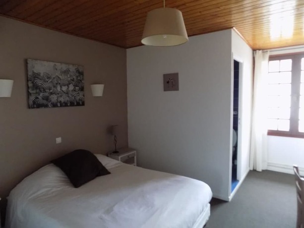 Imagen de la habitación del Hotel les vieux Acacias. Foto 9