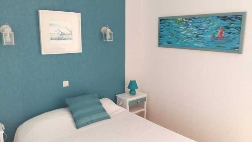 Imagen de la habitación del Hotel les vieux Acacias. Foto 10