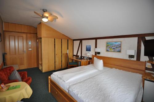 Imagen de la habitación del Hotel-Pension Blumenbach. Foto 27