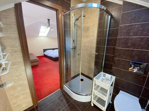 Imagen de la habitación del Hotelik Likusy - przy plaży nad jeziorem Ukiel z bezpłatnym prywatnym parkingiem i klimatyzacją. Foto 19