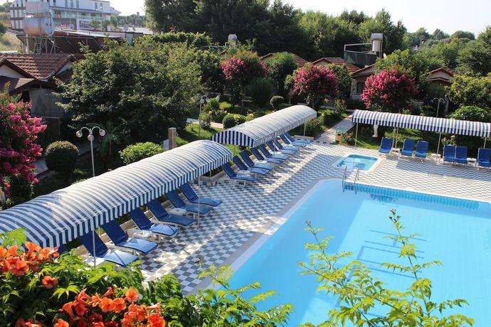 Imagen de la piscina del Hulusi Hotel. Foto 6