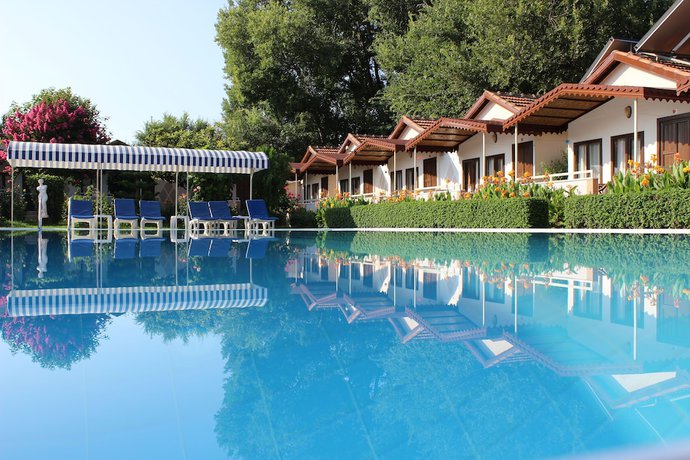 Imagen de la piscina del Hulusi Hotel. Foto 13