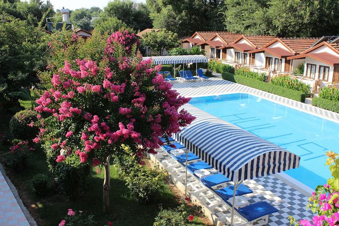 Imagen de la piscina del Hulusi Hotel. Foto 14