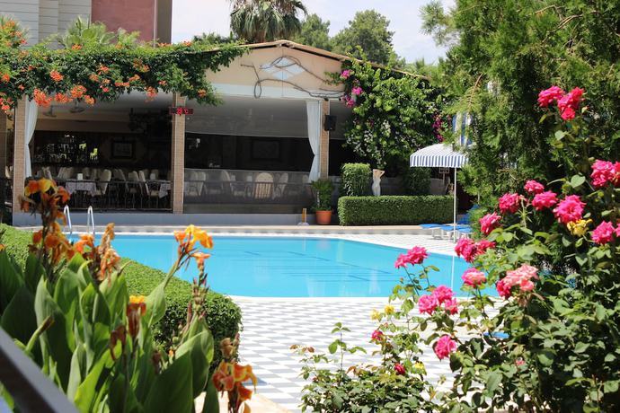 Imagen de la piscina del Hulusi Hotel. Foto 15