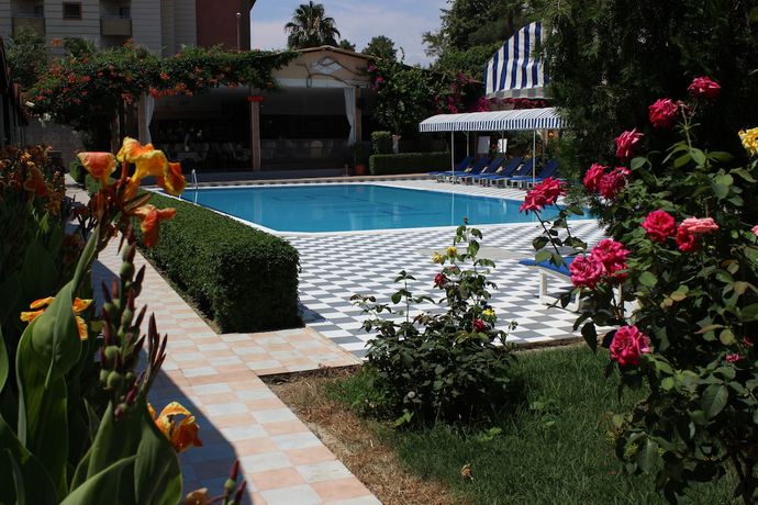 Imagen de la piscina del Hulusi Hotel. Foto 16