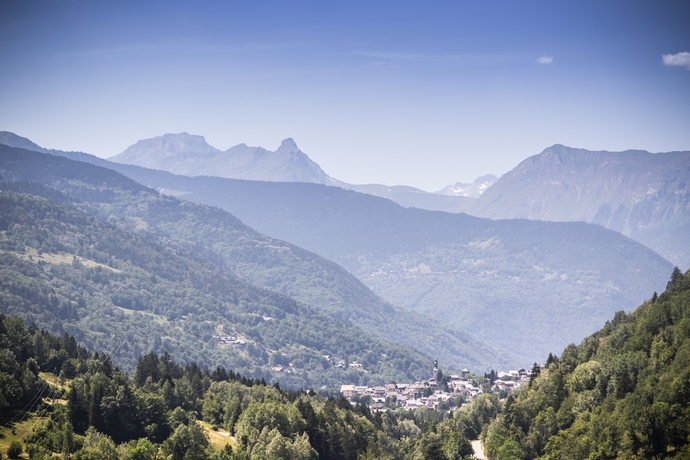 Imagen de los exteriores del Huttopia Bozel en Vanoise. Foto 14
