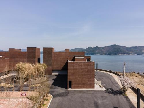Imagen general del IJE Namhae. Foto 1