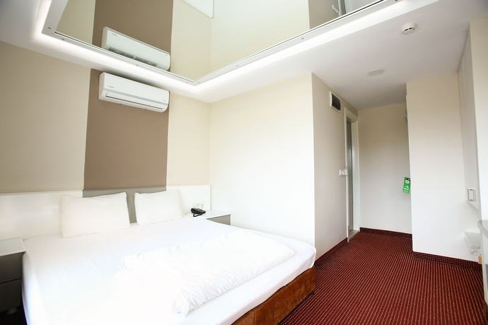 Imagen de la habitación del IS Hotel. Foto 2