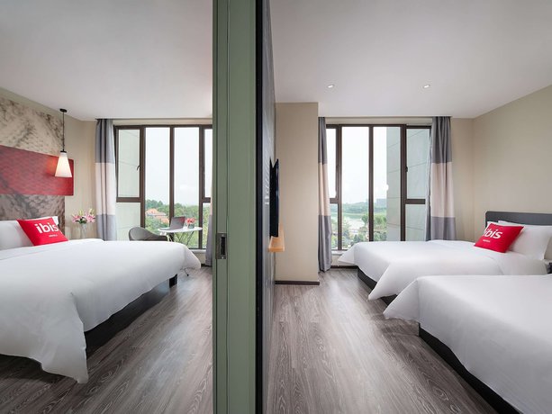 Imagen de la piscina del Ibis E'meishan Railway Station Hotel. Foto 18