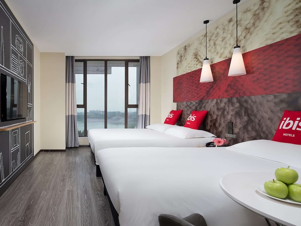 Imagen de la piscina del Ibis E'meishan Railway Station Hotel. Foto 19