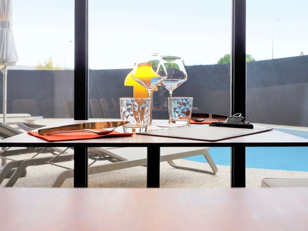 Imagen del bar/restaurante del Ibis Lunel Petite Camargue. Foto 2