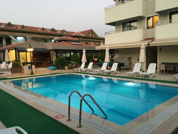Imagen de la piscina del Ida Hotel. Foto 20