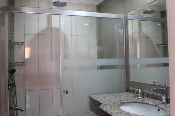 Imagen de la habitación del Ida Hotel. Foto 17