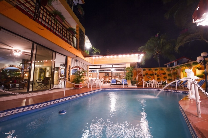 Imagen de la piscina del Ideal Villa Hotel. Foto 15