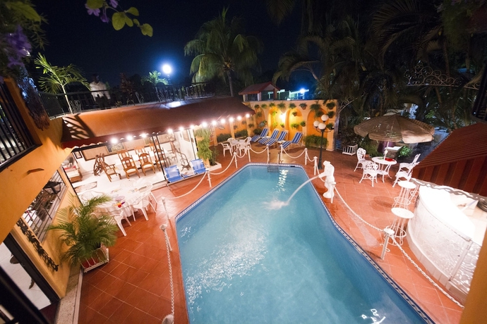 Imagen de la piscina del Ideal Villa Hotel. Foto 16