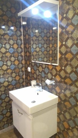 Imagen de la habitación del Ikarus Hotel. Foto 17