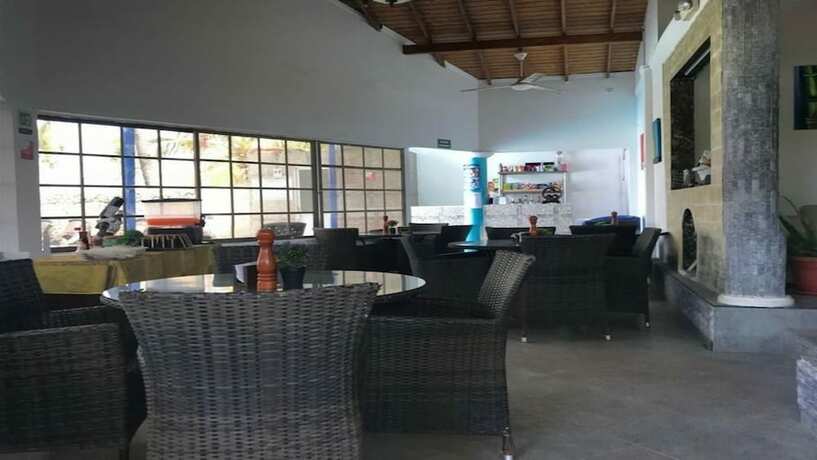 Imagen del bar/restaurante del Island House Hotels. Foto 3