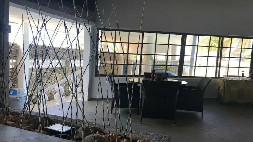 Imagen del bar/restaurante del Island House Hotels. Foto 4